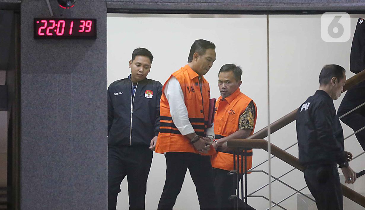 Dari hasil konstruksi perkara, Deputi Bidang Penindakan dan Eksekusi KPK, Asep Guntur Rahayu, menyebut Syamsul Auliya Rachman selaku Bupati Cilacap memerintahkan Sadmoko Danardono sebagai Sekda untuk mengumpulkan uang yang akan digunakan untuk kebutuhan memberikan Tunjangan Hari Raya (THR) dalam rangka Hari Raya Lebaran Idul Fitri 1447 Hijriah untuk pribadi dan pihak-pihak eksternal. Tampak dalam foto, Bupati Cilacap, Jawa Tengah, Syamsul Auliya Rachman (kedua kiri) dan Sekda Sadmoko Danardono saat digiring petugas menuju mobil tahanan di Gedung Merah Putih Komisi Pemberantasan Korupsi (KPK), Jakarta, Sabtu (14/3/2026). (Liputan6.com/Helmi Fithriansyah)