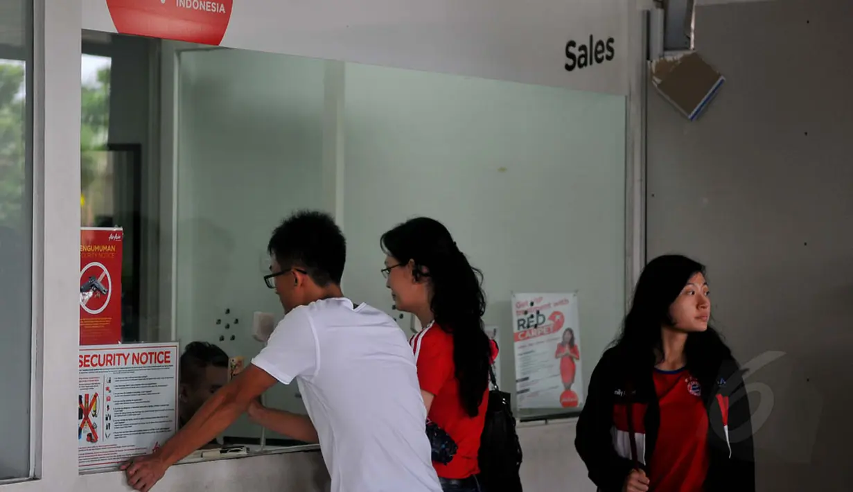 Sejumlah calon penumpang mendatangi tempat penjualan tiket pesawat AirAsia di Terminal 2 Bandara Juanda, Surabaya, Sabtu (3/1/2015). Kementerian Perhubungan membekukan sementara rute penerbangan AirAsia Surabaya-Singapura. (Liputan6.com/Johan Tallo)