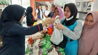 Operasi pasar pemerintah yang digelar di Kantor Pos, Jakarta Timur. Upaya ini untuk memastikan harga pangan murah bisa didapat masyarakat. (Arief/Liputan6.com)