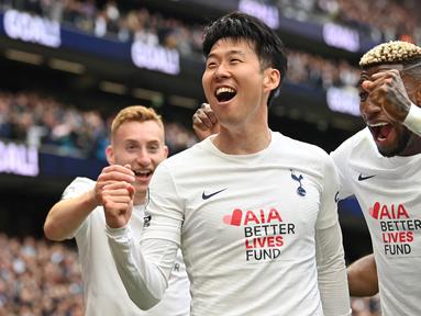 Sayap kiri Tottenham Hotspur, Son Heung-min tampil tajam musim 2021/2022 dengan mengoleksi 20 gol di semua ajang sejauh ini. Jika ditotal, hingga kini ia telah mencetak 127 gol selama 7 musim membela Spurs. Tercatat 7 klub Inggris, termasuk Man City jadi lumbung golnya. (AFP/Glyn Kirk)