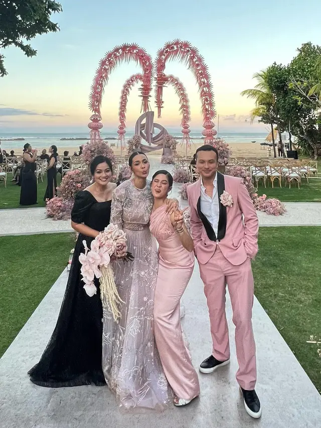 10 Momen Pernikahan Adinia Wirasti dan Michael Wahr, Digelar Intim dan Tertutup