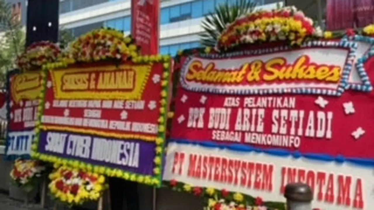 Sejumlah karangan bunga penuhi halaman kantor Kementerian Komunikasi dan Informatika (Kominfo) untuk menyambut kedatangan Budi Arie Setiadi.