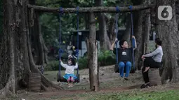 Anak-anak bermain di Taman Tomang Rawa Kepa, Jakarta, Minggu (21/6/2020). Lokasi tersebut menjadi salah satu tempat alternatif liburan warga untuk menghilangkan kebosanan di tengah masa PSBB transisi. (Liputan6.com/Johan Tallo)