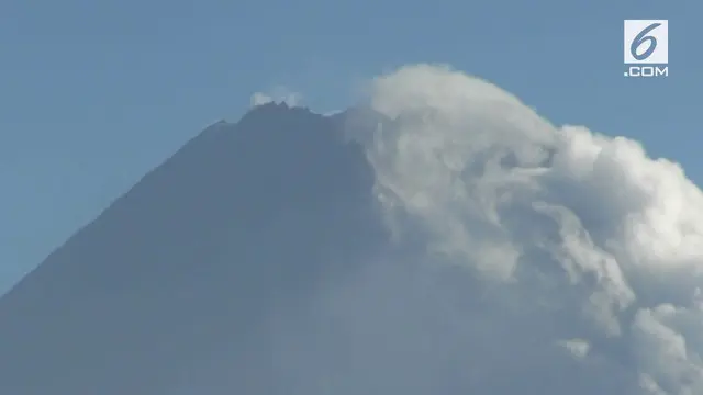 Status gunung Merapi yang meningkat dari normal menjadi waspada ditanggapi dingin oleh warga. Mereka justru meninggalkan pengungsian dan beraktifitas seperti biasa.