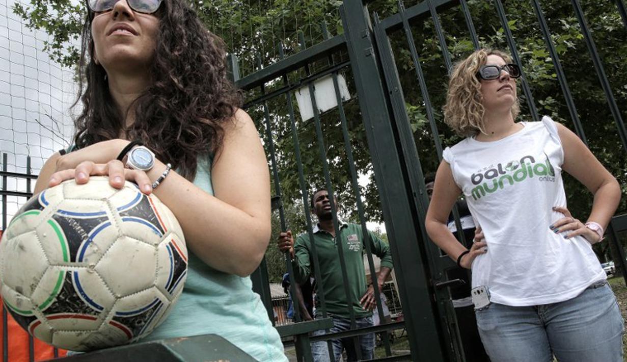 Sukarelawan dalam pertandingan antara Mali melawan Guinea dalam turnamen sepak bola untuk kaum migran dan orang asing bertajuk "Balon Mundial" yang dihelat 6 Juni-5 Juli 2015 di Turin, Italia. (AFP PHOTO/MARCO BERTORELLO)