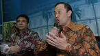 Mendag Thomas Lembong (kanan) dan Kepala BKPM Franky Sibarani memberikan keterangan pers usai rapat kebijakan paket ekonomi tiga di Jakarta, Jumat (2/9/2015). Rapat membahas desk khusus investasi tekstil dan sepatu. (Liputan6.com/Angga Yuniar)