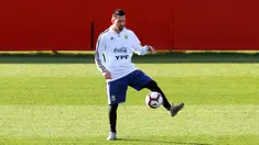 Penyerang Argentina, Lionel Messi mengontrol bola saat mengikuti sesi latihan tim di Ciudad Deportiva Antonio Asensio di Palma de Mallorca (12/11/2019). Argentina akan memainkan pertandingan persahabatan melawan Brasil di Riyadh dan Uruguay di Tel Aviv. (AFP/Jaime Reina)