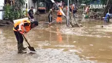 Jelang Petang, banjir bukit duri mulai surut, air yang menggenangi kawasan tersebut sejak dini hari secara perlahan mulai surut warga kembali dari pengungsian dan membersihkan rumahnya masing-masing.