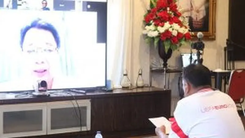 Gubernur Olly menggelar video teleconference dari kediamannya di Desa Kolongan, Kabupaten Minahasa Utara, Senin, 20 April 2020.