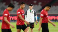 Ekspresi pelatih Timnas Indonesia, Shin Tae-yong (tengah), saat sesi latihan menjelang laga FIFA Matchday melawan Timnas Argentina di Stadion Utama Gelora Bung Karno (SUGBK), Jakarta, Minggu (18/06/2023). (Bola.com/Bagaskara Lazuardi)