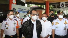 Menhub Budi Karya Sumadi tiba untuk dites dengan GeNose C19 di Terminal Kampung Rambutan, Jakarta, Minggu (24/1/2021). Menhub akan mengimplementasikan penggunaan GeNose C19 sebagai alat pendeteksi COVID-19 pada calon penumpang di terminal dan stasiun kereta. (Liputan6.com/Herman Zakharia)