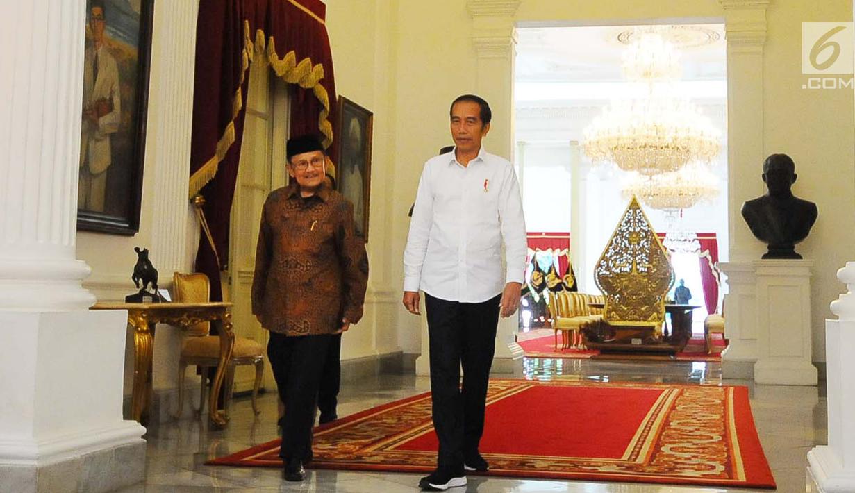 Presiden Joko Widodo atau Jokowi (kanan) saat menerima kunjungan Presiden ketiga RI BJ Habibie di Istana Merdeka, Jakarta, Jumat (24/5/2019). Habibie disambut oleh Jokowi yang mengenakan kemeja putih. (Liputan6.com/Angga Yuniar)