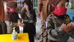Murid Taman Kanak-kanak (TK) mencuci tangan dengan cairan antiseptik di  TK RA Hidayatusshibyan Cinere, Depok, Kamis (5/3/2020). Pihak sekolah menerapkan hidup bersih dengan mencuci tangan sebelum masuk kelas sebagai antisipasi mencegah wabah virus Corona COVID-19. (merdeka.com/Arie Basuki)