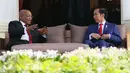 Presiden Jokowi berbincang dengan Presiden Republik Afrika Selatan Jacob Zuma di Istana Merdeka Jakarta, Rabu (8/3). Usai melakukan prosesi penyambutan, Presiden Jokowi mengajak Presiden Afrika Selatan melakukan 'Veranda Talk'. (Liputan6.com/Angga Yuniar)