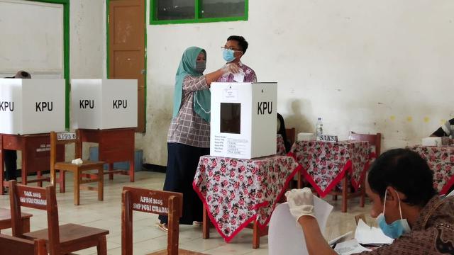 Sejumlah TPS pada Pilkada 2020 di Kabupaten Sukabumi, Jawa Barat, terpaksa dipindah akibat tenda untuk pencoblosan roboh diterjang puting beliung