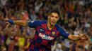 Striker Barcelona, Luis Suarez, merayakan gol yang dicetaknya ke gawang Inter Milan pada laga Liga Champions di Stadion Camp Nou, Barcelona, Rabu (2/10). Barcelona menang 2-1 atas Inter. (AFP/Lluis Gene)