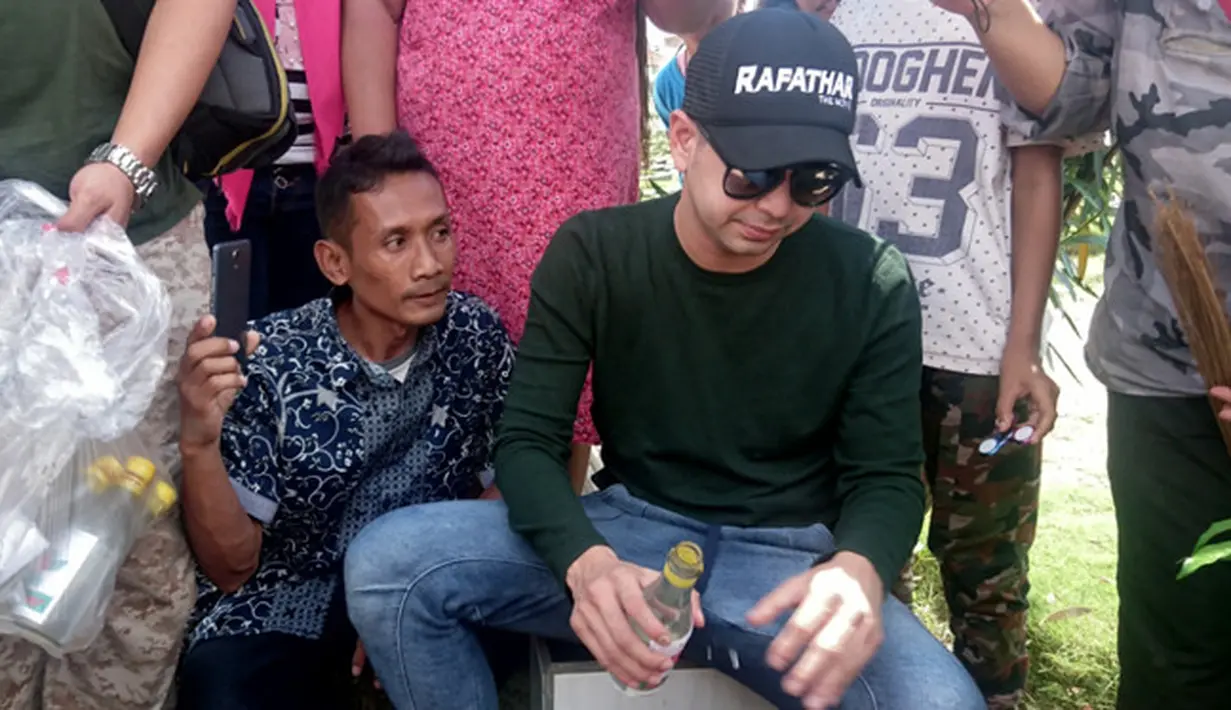 Mengingat kesibukannya sebagai artis dengan jadwal syuting yang padat, Raffi mengaku belum sempat silaturahmi ke keluarga Olga. Terlebih pada momen hari raya idul fitri seperti sekarang ini. (Muhamad Altaf Jauhar/Bintang.com)