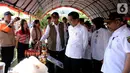 Presiden Joko Widodo (tengah) menyimak penjelasan dari Kepala BNPB Doni Monardo saat meninjau kondisi lokasi pengungsian korban gempa di Universitas Darussalam, Kecamatan Tulehu, Kabupaten Maluku Tengah (29/10/2019). (Liputan6.com/Biro Pers)