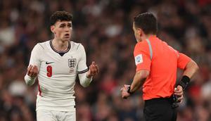 Pemain Timnas Inggris, Phil Foden, memprotes wasit dalam pertandingan persahabatan internasional melawan Jepang di Wembley Stadium, Rabu (1/4/2026) dini hari WIB. (Adrian Dennis / AFP)