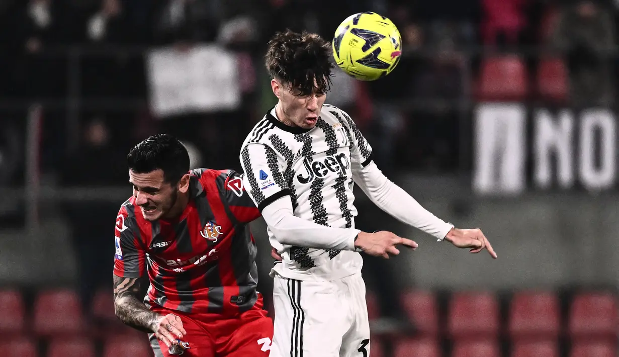 Bek Cremonese, Emanuele Valeri dan gelandang Juventus  Matias Soule berebut bola udara selama pertandingan lanjutan Liga Serie A Italia di Zini Stadium, Cremona, Italia, Kamis (4/1/2023). Juventus menang tipis atas Cremonese dengan skor 1-0. (AFP/Marco Bertorello)