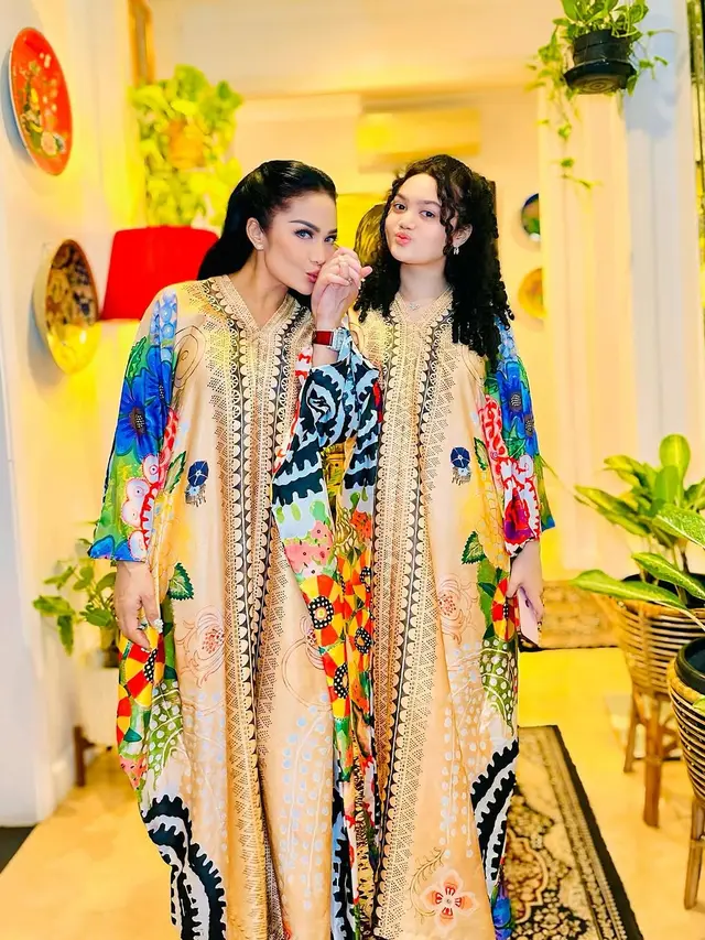 Gaya Kembar Krisdayanti dan Amora Lemos di Ulang Tahun Kartika Sary, Bak Pinang Dibelah Dua