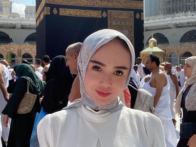 Yuni Shara baru-baru ini mengunggah potret saat melakukan ibadah umroh di Tanah Suci. Ia terlihat makin awet muda berkat jilbab yang ia kenakan. (Liputan6.com/IG/@yunishara36).