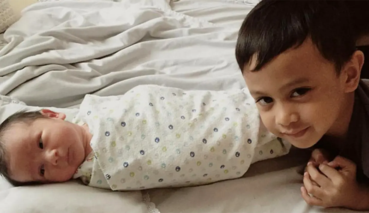 Stefanie Hariadi juga mengunggah foto bayi mungil diatas tempat tidur dengan beralaskan serba putih.  "Congratulations @got_alex on the birth of your beautiful baby girl," tulisnya. (dok. Instagram)