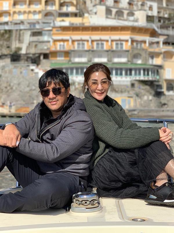 Berlibur ke luar negeri adalah momen yang membuat mereka tampak harmonis dan terlihat lebih mesra. (Liputan6.com/IG/@andreastaulany)