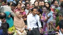 Calon presiden Joko Widodo (Jokowi) menyapa warga usai menyampaikan pidato kemenangannya di Kampung Deret, Tanah Tinggi, Jakarta, Selasa (21/5/2019). Pidato tersebut menanggapi keputusan KPU yang menetapkan pasangan Jokowi-Ma'ruf Amin sebagai pemenang Pilpres 2019. (Liputan6.com/Angga Yuniar)