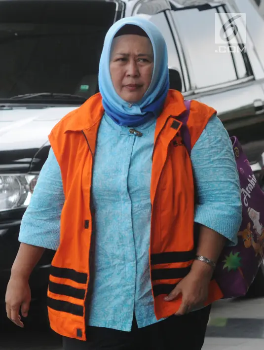 Panitera Pengganti PN Tangerang Tuti Atika berjalan masuk ke gedung KPK, Jakarta, Jumat (6/4). Tuti Atika yang terjaring operasi tangkap tangan diperiksa penyidik KPK dalam kasus dugaan suap Hakim PN Tangerang. (Merdeka.com/Dwi Narwoko)