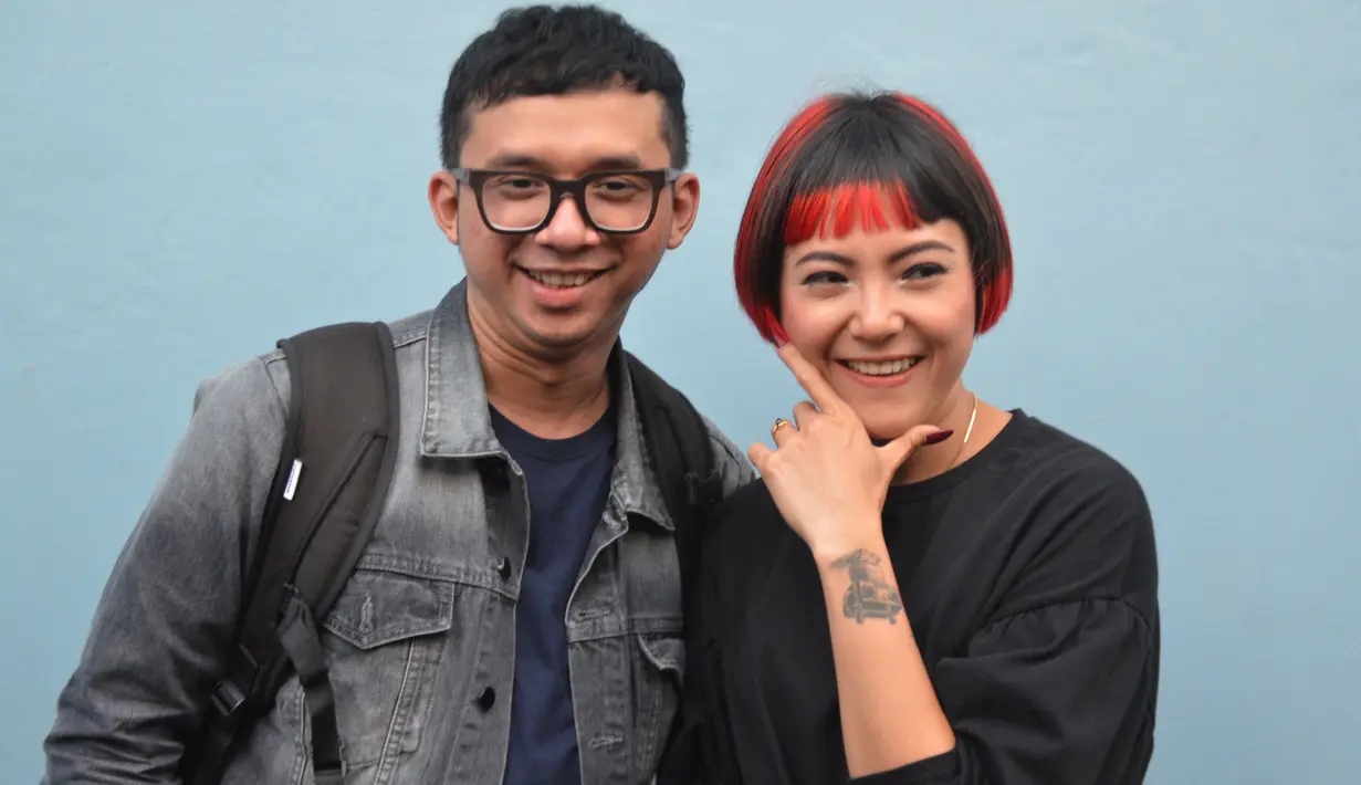 Usai menghadiri acara salah satu televisi swasta di kawasan Tendean, Jakarta Selatan pada Selasa, (19/12/2017) Poppy mengaku kaget dengan  beredarnya foto prawedding yang dilakukan di halte bis Transjakarta. (Nurwahyunan/Bintang.com)