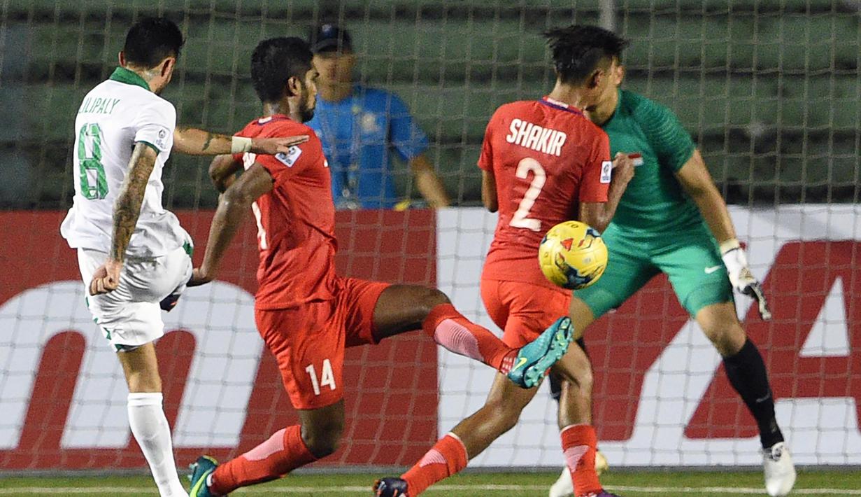 Stefano Lilipaly memastikan kemenangan Tim Garuda dengan skor 2-1. Indonesia pun melaju ke semifinal sebagai runner-up Grup A, di bawah Thailand yang jadi juara grup, dengan poin empat. (AFP/Ted Aljibe)