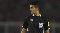Wasit Thoriq Alkatiri saat memimpin laga Liga 1 antara Bhayangkara FC melawan Persija Jakarta di SUGBK, Jakarta, Jumat (23/3/2018). Kedua klub bermain imbang 0-0. (Bola.com/Vitalis Yogi Trisna)