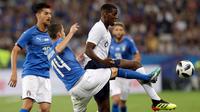 Gelandang Prancis, Paul Pogba berebut bola dengan pemain Italia Jorginho saat bertanding pada pertandingan persahabatan di stadion Allianz Riviera di Nice, Prancis selatan (1/6). Prancis menang telak 3-1 atas Italia. (AP Photo / Claude Paris)