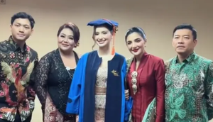 Model Batik Sarimbit Ashanty dan Anang di Wisuda Sarah Menzel (instagram/ashanty_ash)