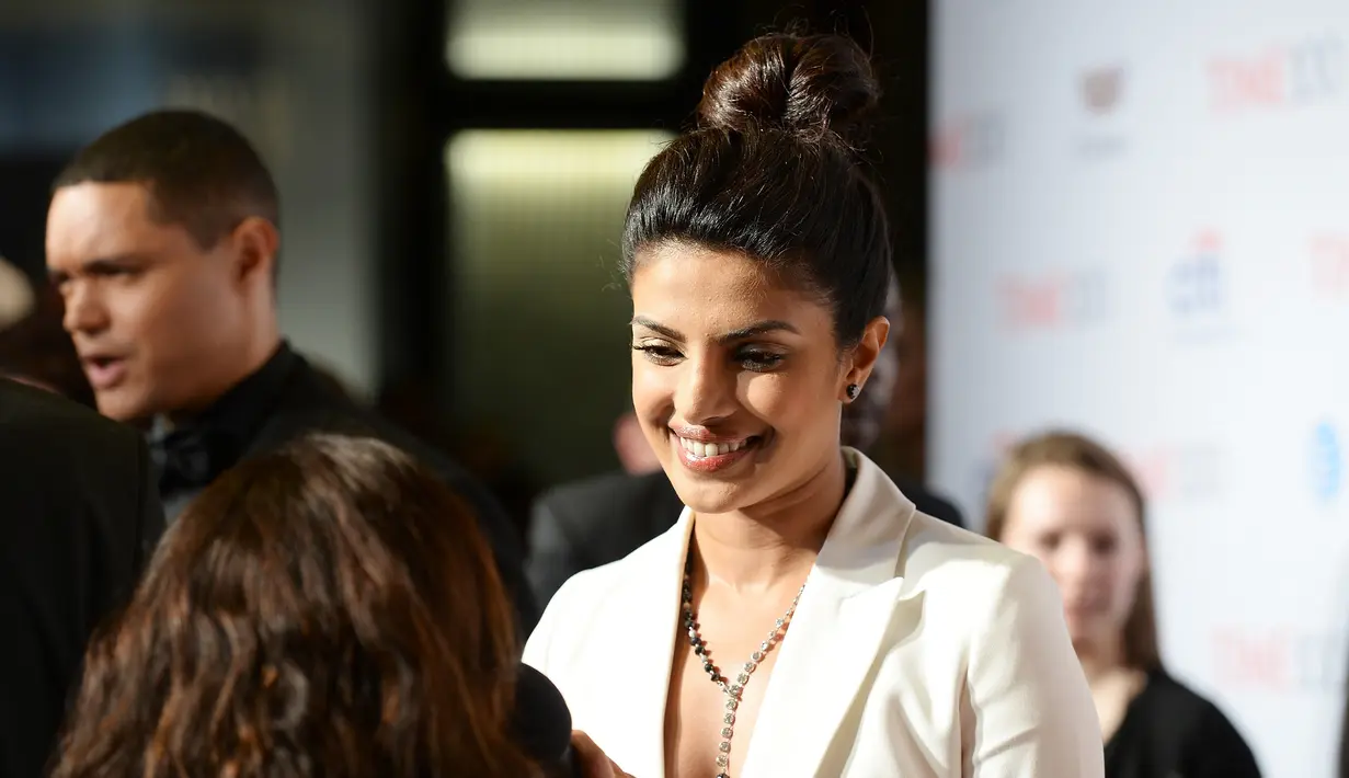 Aktris Bollywood Priyanka Chopra diwawancara ketika tiba di acara Time 100 Gala 2016 di New York, Selasa (26/4). Mantan Miss World itu tampil sederhana dengan tatanan rambut dicepol. (Ben Gabbe/Getty Images Time/AFP)