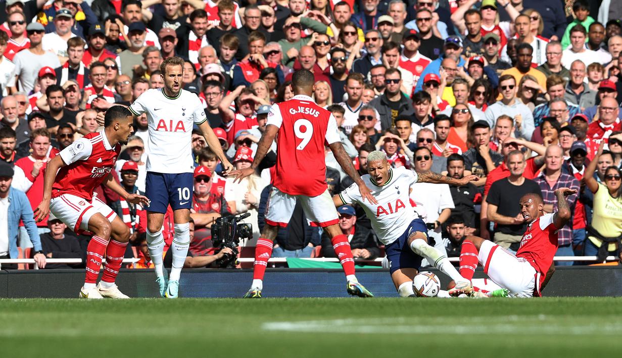Namun ketenangan para pemain Arsenal runtuh di menit ke-29. Gabriel Magalhaes terpaksa menjatuhkan Richarlison di dalam kotak penalti yang berbuah hukuman tendangan penalti. (AFP/Adrian Dennis)
