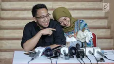 Artis Poppy Bunga bersama suaminya Muhammad Arkandra Malik Riphat memberi keterangan pers usai melahirkan anak kedua di RS Meilia, Depok, Jawa Barat, Jumat  (20/7). Poppy melahirkan anak laki-laki pada 17 Juli 2018. (Liputan6.com/Faizal Fanani)