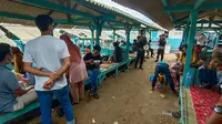 Polisi tengah mengimbau para wisatawan di pantai Anyer untuk mengedepankan protokol kesehatan. (Foto: Yandhi Deslatama/Liputan6.com).
