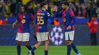 Bek Barcelona asal Prancis, Jules Kounde, bek Barcelona asal Spanyol, Gerard Martin, dan bek Barcelona asal Uruguay #04, Ronald Federico Araujo da Silva, bereaksi setelah Liga Champions UEFA Pertandingan sepak bola leg kedua perempat final antara BVB Borussia Dortmund dan FC Barcelona di Dortmund, Jerman Barat pada 15 April 2025. (Pau BARRENA/AFP)