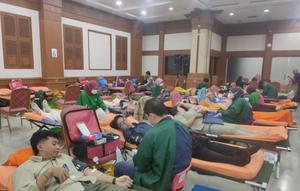 Palang Merah Indonesia (PMI) Jakarta Barat menggencarkan kegiatan donor darah di kantor Wali Kota setempat. (Antara)