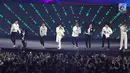 Boy band Korea Selatan, Super Junior tampil pada upacara penutupan Asian Games 2018 di Stadion Gelora Bung Karno, Jakarta, Minggu (2/9). Mereka membawakan lagu Sorry Sorry, Mr. Simple, dan Bonamana. (Liputan6.com/Helmi Fithriansyah)