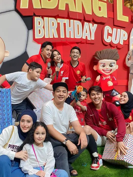 Rina Nose juga hadir mengenakan jersey merah dari klub Inggris, Liverpool. Ia pun menguncir rambutnya. [@adeliapasha]