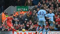 Philippe Coutinho (kiri) berhasil mencetak satu gol sekaligus membawa Liverpool menang 2-1 atas Manchester City pada 1 Maret 2015 (AFP/Oli Scarff)