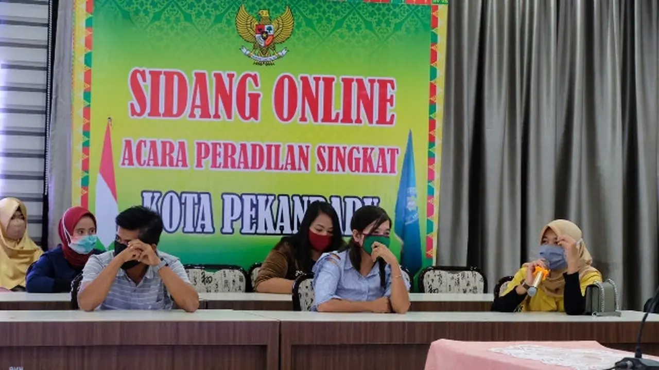 Pelanggar PSBB Pekanbaru dan himbauan pemerintah selama pandemi virus corona atau covid-19 jalani sidang online di Pekanbaru.