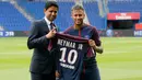 Neymar Jr bersama CEO Nasser Al-Khelaifi menunjukkan jersey klub PSG usai resmi bergabung dalam konferensi pers bersama PSG di Paris, (4/8). PSG secara resmi telah mengontrak mantan pemain Barca itu selama lima tahun. (AP Photo/Michel Euler)