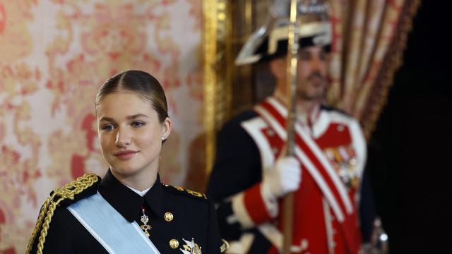 Ratu Spanyol Letizia meninggalkan kapal pelatihan Angkatan Laut Spanyol Juan Sebastian de Elcano sebagai putri mahkota Spanyol Leonor (tidak terlihat) memulai berlayar enam bulan, di Pelabuhan Cadiz 'pada 11 Januari 2025. Cristina Quicler / AFP