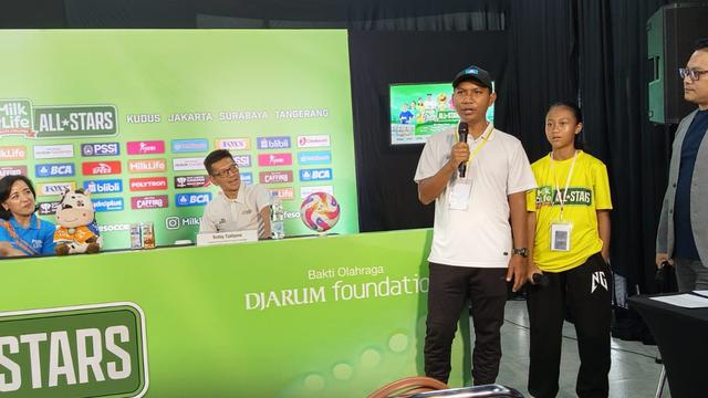 Salah satu tim peserta bersiap merebut juara MilkLife Soccer Challenge All-Stars 2025 di Super Soccer Arena Kudus. (Liputan6.com/Arief Pramono)