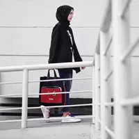 Tampilan hijab makin modis dengan mengenakan long blazer. (Sumber foto: ranihatta/instagram)