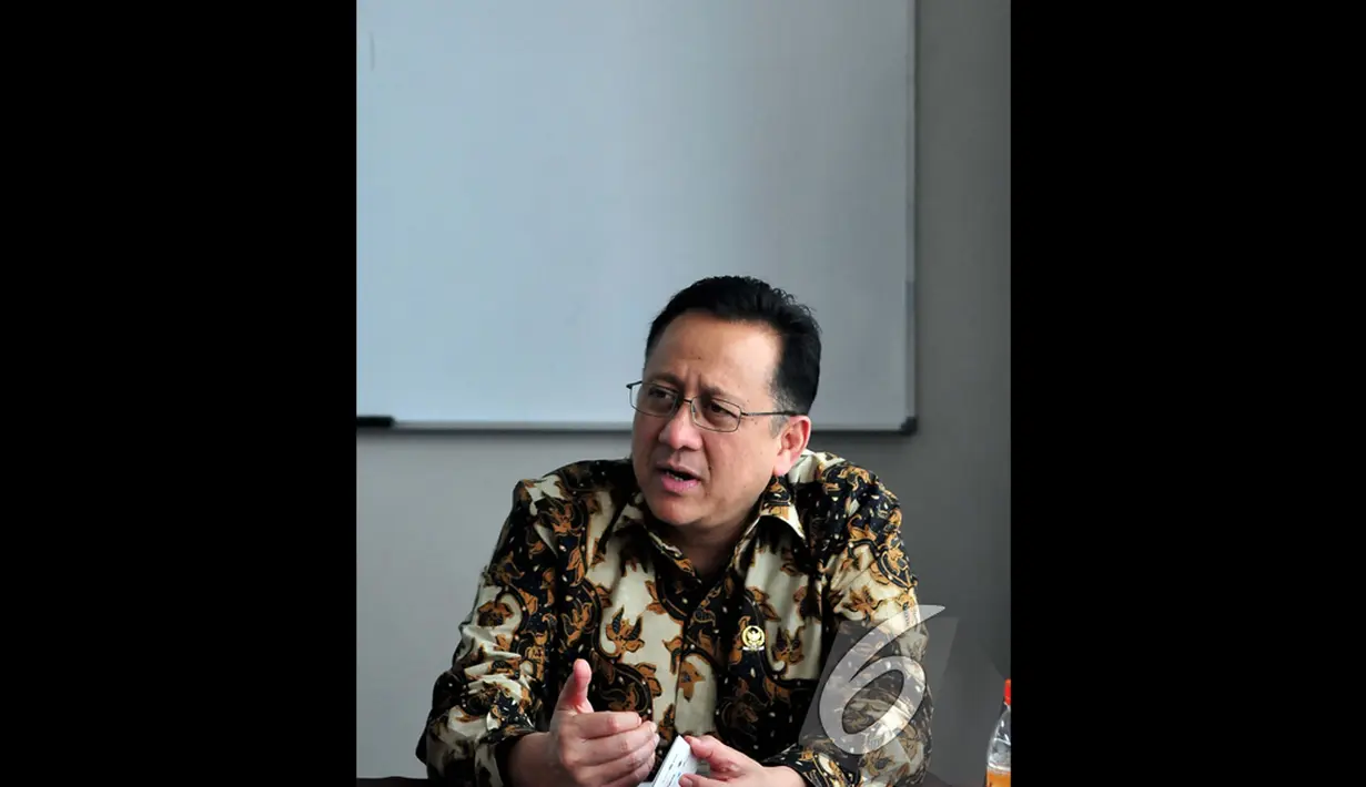 Ketua DPD Republik Indonesia Irman Gusman memberikan penjelasaan saat berdiskusi di Kantor Liputan6.com, Jakarta, Rabu (17/12/2014). (Liputan6.com/Johan Tallo) 